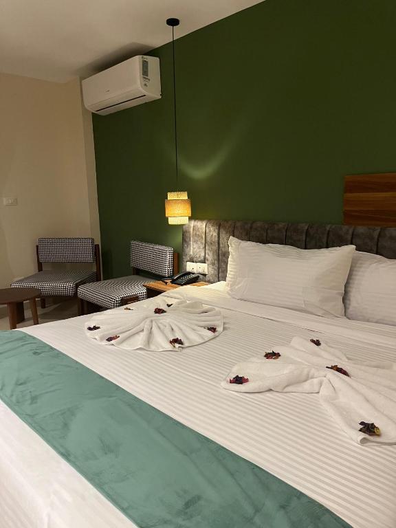 Postel nebo postele na pokoji v ubytování The Nomad Pyramids Boutique Hotel