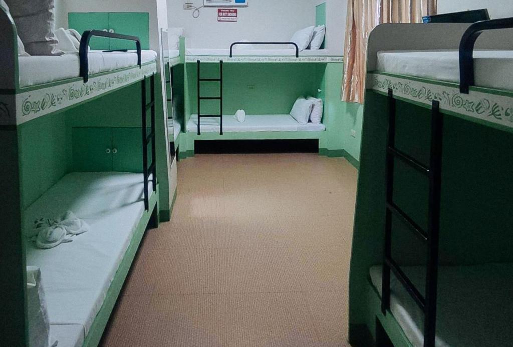 Postel nebo postele na pokoji v ubytování RedDoorz @ Isabelle Tourist Hotel Hinatuan