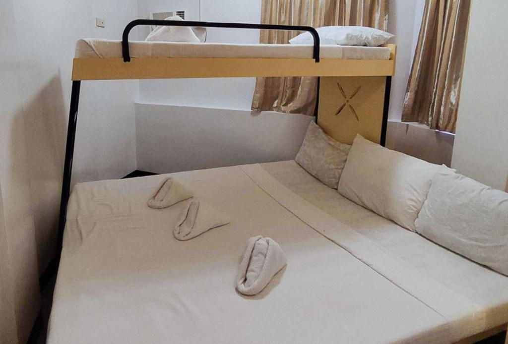 Postel nebo postele na pokoji v ubytování RedDoorz @ Isabelle Tourist Hotel Hinatuan