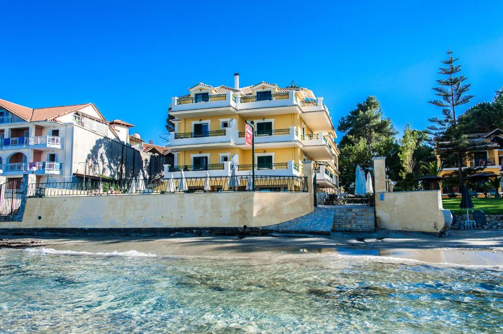 Bazén v ubytování Andreolas Luxury Suites nebo v jeho okolí