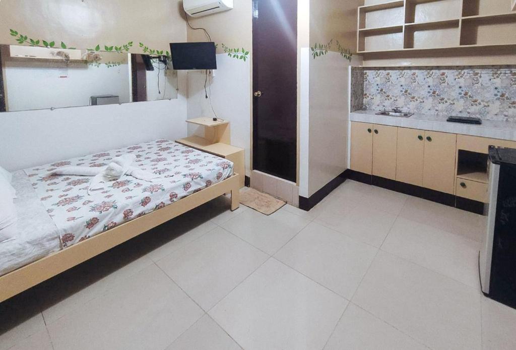Postel nebo postele na pokoji v ubytování RedDoorz @ Isabelle Tourist Hotel Hinatuan
