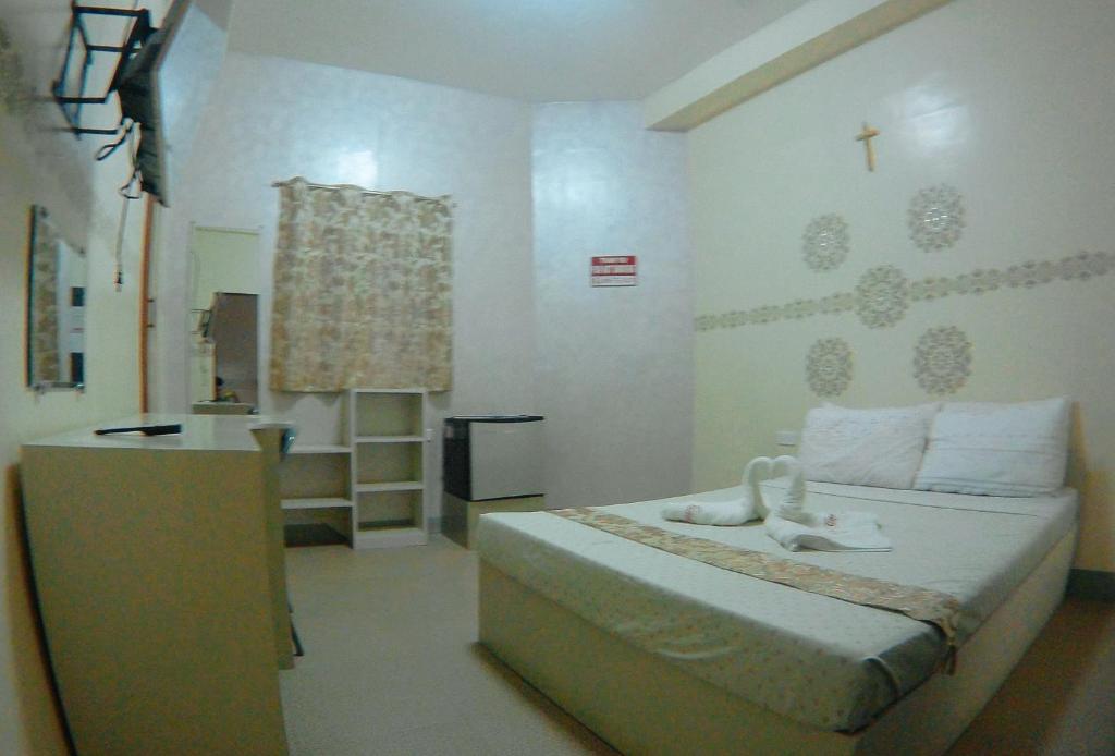 Postel nebo postele na pokoji v ubytování RedDoorz @ Isabelle Tourist Hotel Hinatuan