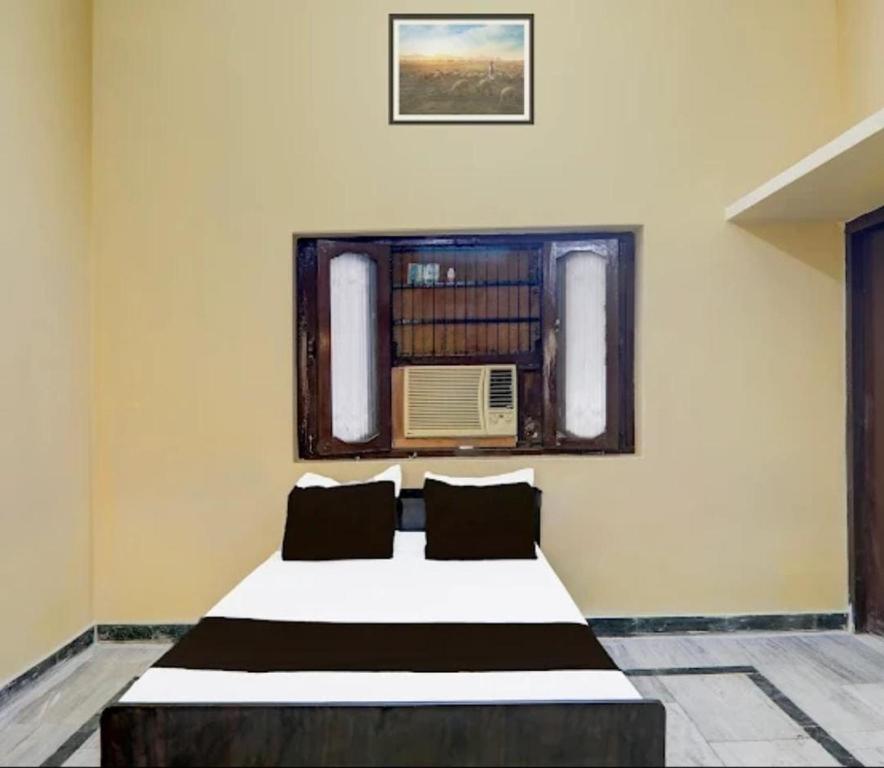 Postel nebo postele na pokoji v ubytování Vinayak Home Stay Ganganagar