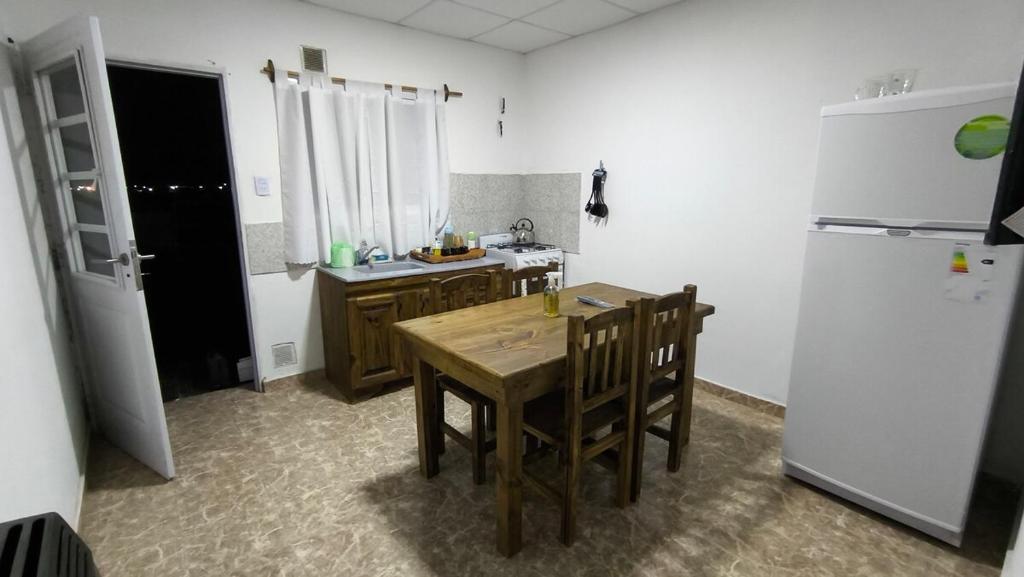 A 5 cuadras de la ruta, muy comodo para viajeros y gente de paso, Ruka del Rio