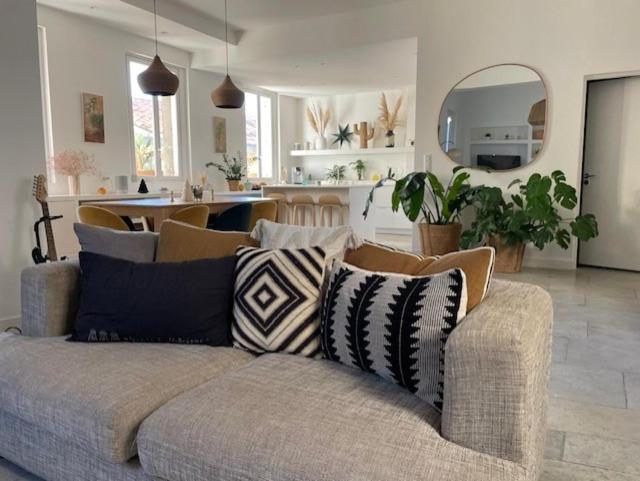 - un salon avec un canapé et des oreillers dans l'établissement Vaste et Bel Appartement en plein Centre-ville de Montpellier, à Montpellier