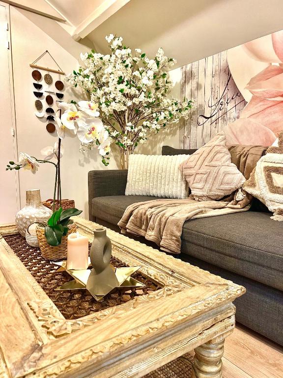 un salon avec un canapé et une table dans l'établissement Boho chic apartment with terraces 10min from Paris, à Vitry-sur-Seine