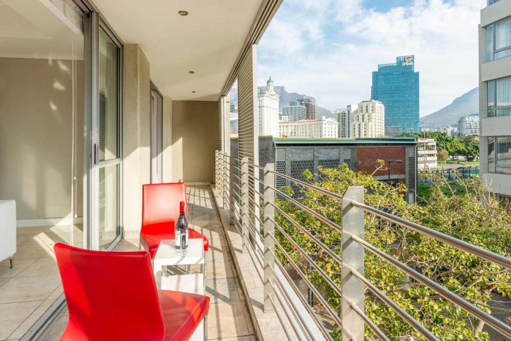 V &A waterfront Canals Aircon Wrap around balcony, Cape Town (updated ... - Luxury City View Apartments With Giant Wrap-Around Balcony