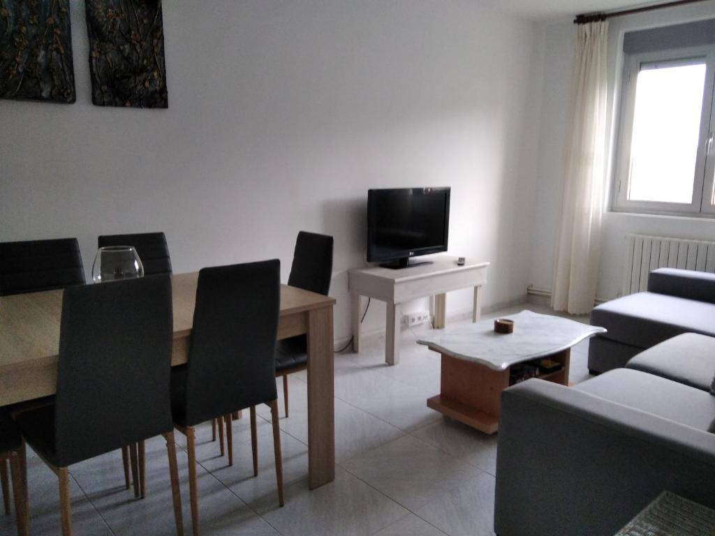 salon ze stołem i telewizorem w obiekcie Casa Pozo das Leiras (Derecha) w mieście Ares