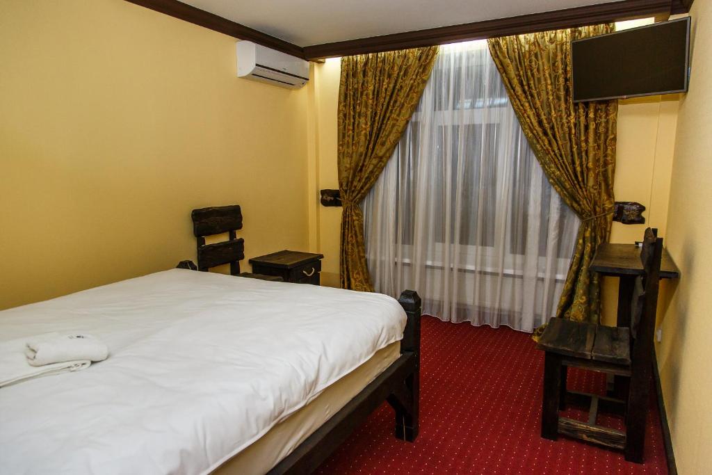 Dniprovskiy Dvir - Standard Double Room