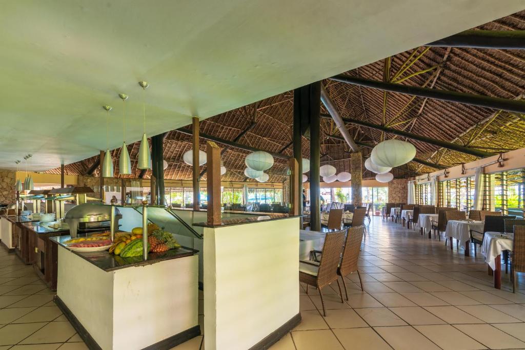 Restaurace v ubytování Bahari Beach Hotel