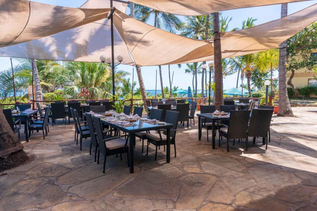Restaurace v ubytování Bahari Beach Hotel