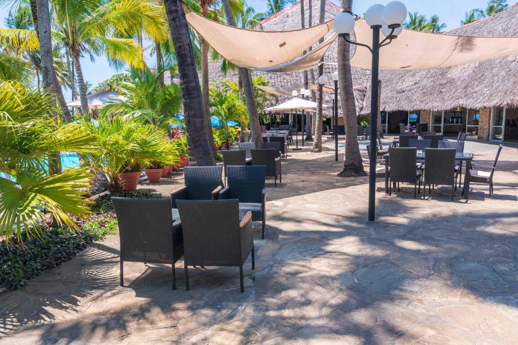 Restaurace v ubytování Bahari Beach Hotel