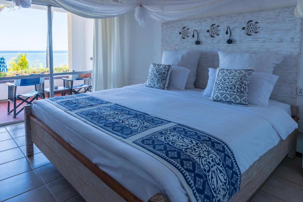 Postel nebo postele na pokoji v ubytování Bahari Beach Hotel
