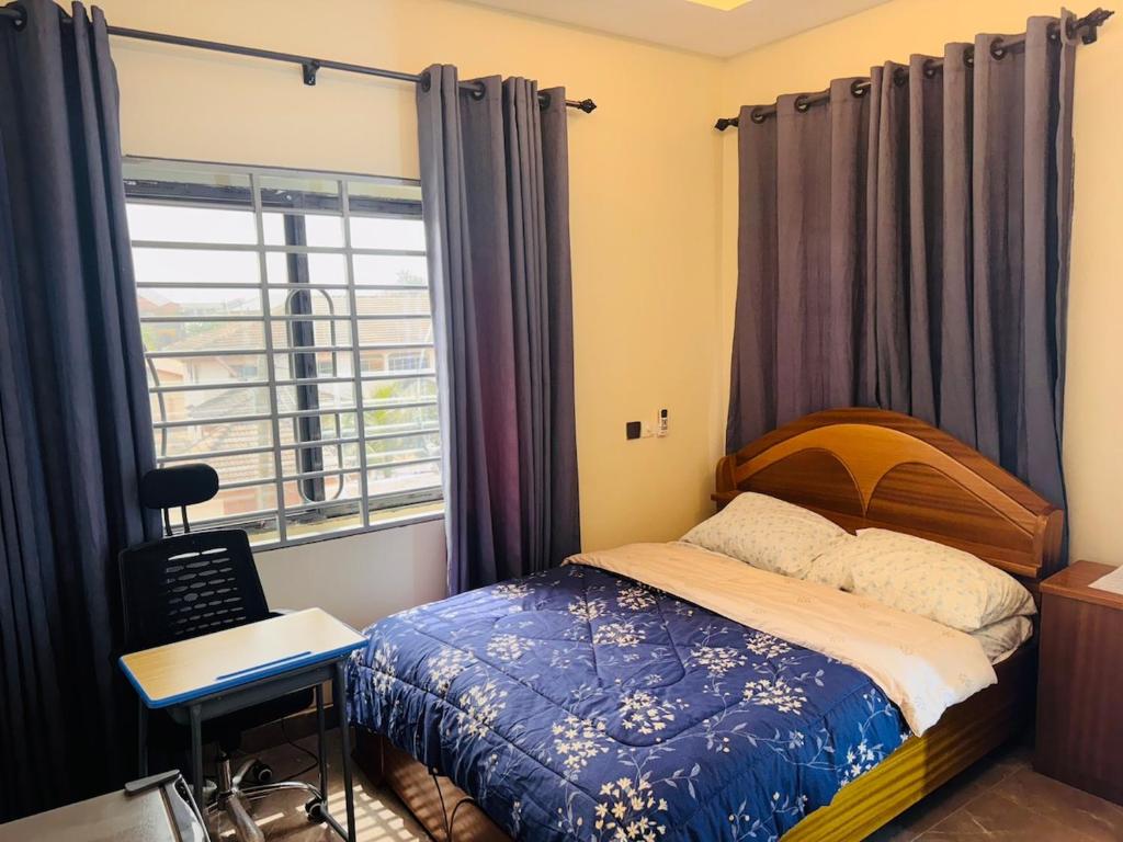 En eller flere senge i et værelse på 3 Bedroom Apartment North Legon