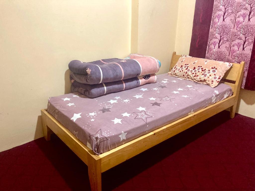 Postel nebo postele na pokoji v ubytování Blissful Himalayas Home