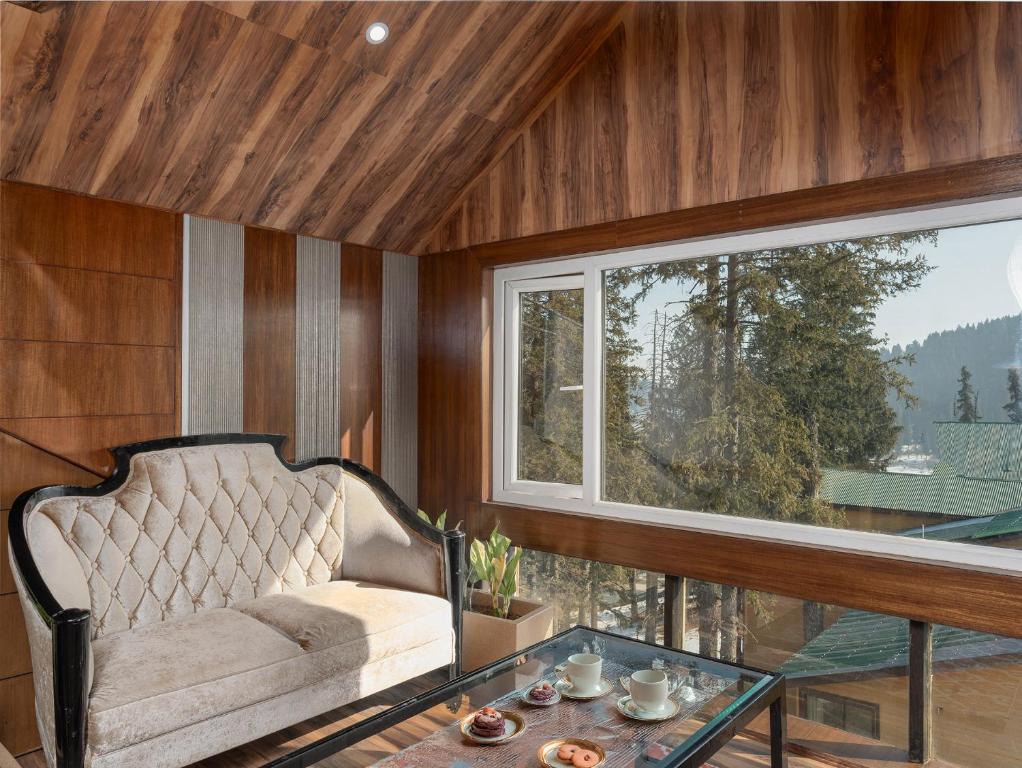 Posezení v ubytování Hotel Pine Spring Gulmarg