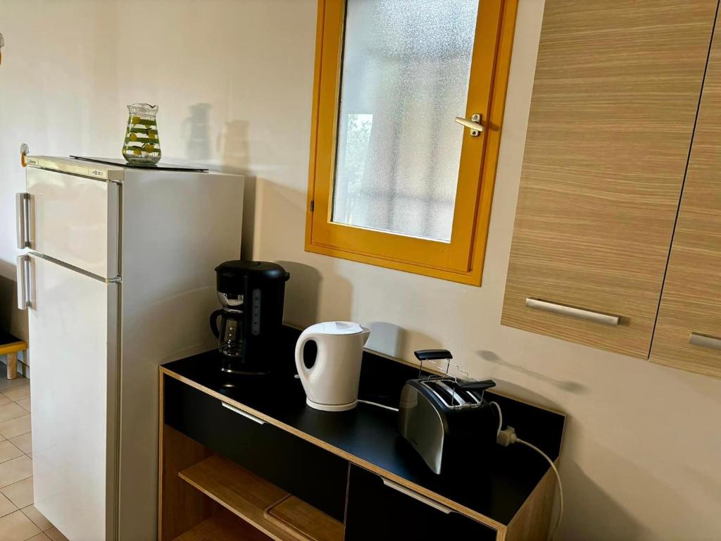 Kuchyň nebo kuchyňský kout v ubytování Hôtel Les Persèdes