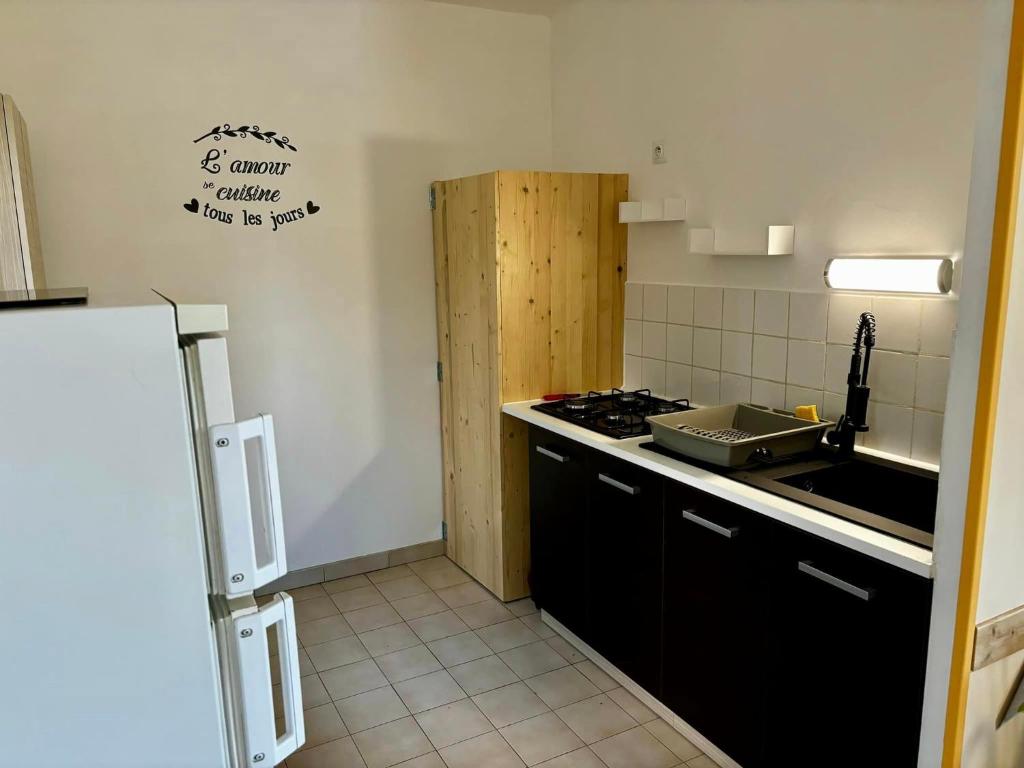Kuchyň nebo kuchyňský kout v ubytování Hôtel Les Persèdes