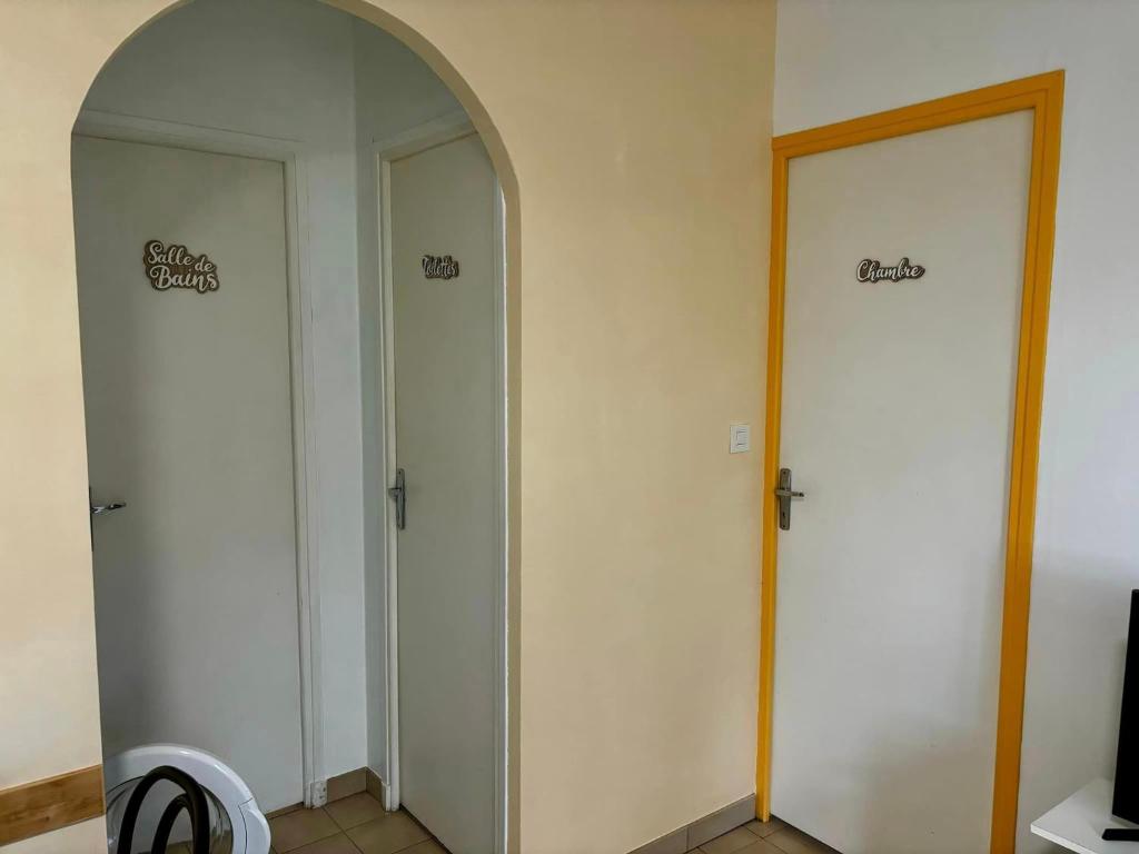 Fotografie z fotogalerie ubytování Hôtel Les Persèdes v destinaci Lavilledieu
