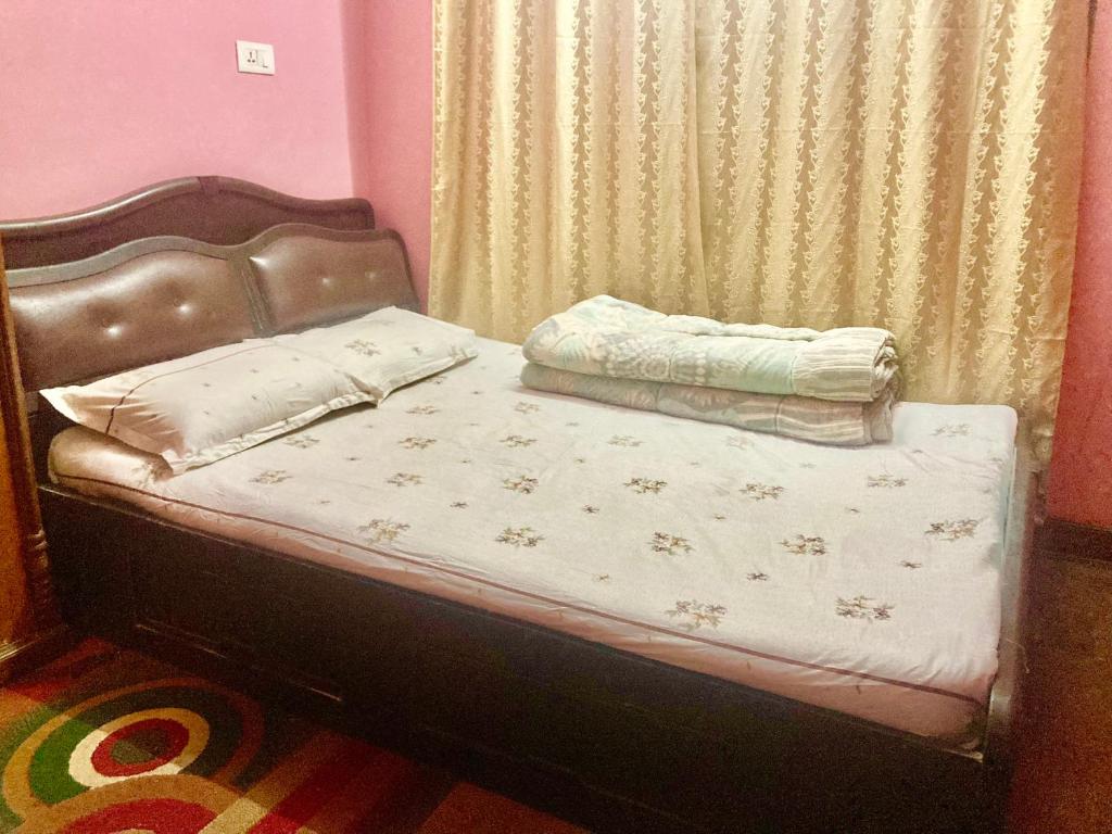 Postel nebo postele na pokoji v ubytování Blissful Himalayas Home