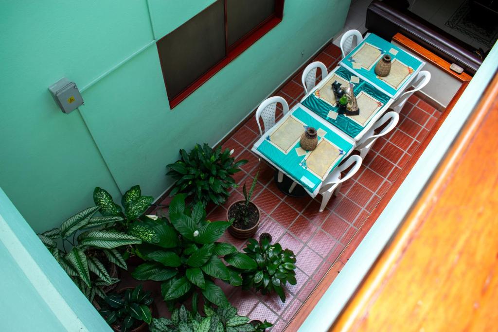 an overhead view of a patio with tables and chairs at Hotel Los Balcones Oiba in Oiba