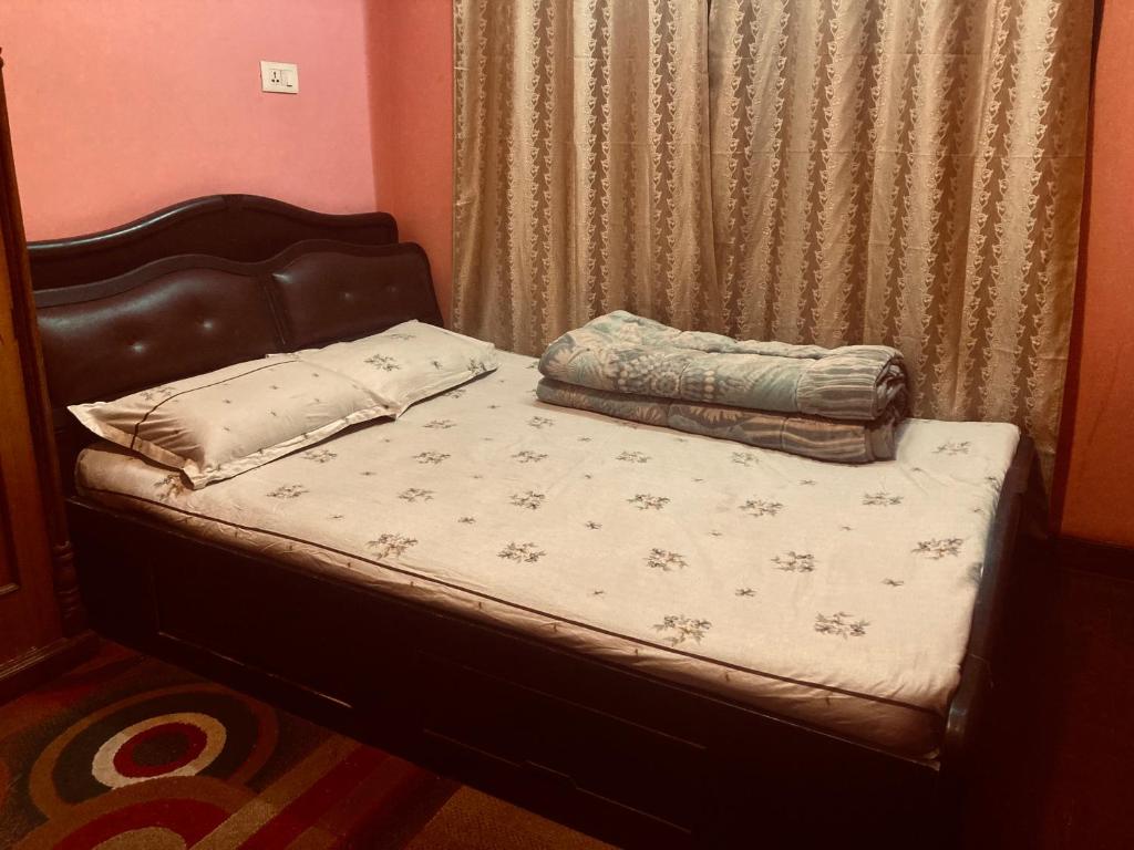 Postel nebo postele na pokoji v ubytování Blissful Himalayas Home