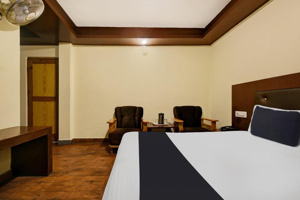 Postel nebo postele na pokoji v ubytování Hotel O Tridev