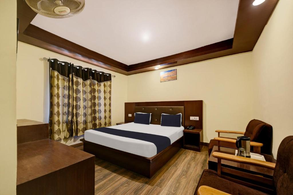Postel nebo postele na pokoji v ubytování Hotel O Tridev