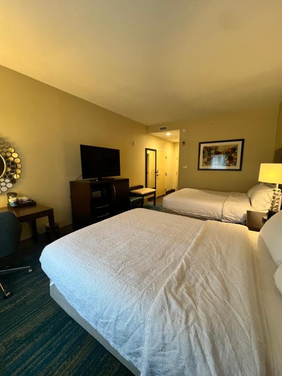 Hampton Inn & Suites Stroudsburg Bartonsville Poconos - Queen Room With Two Queen Beds (4 Adults)