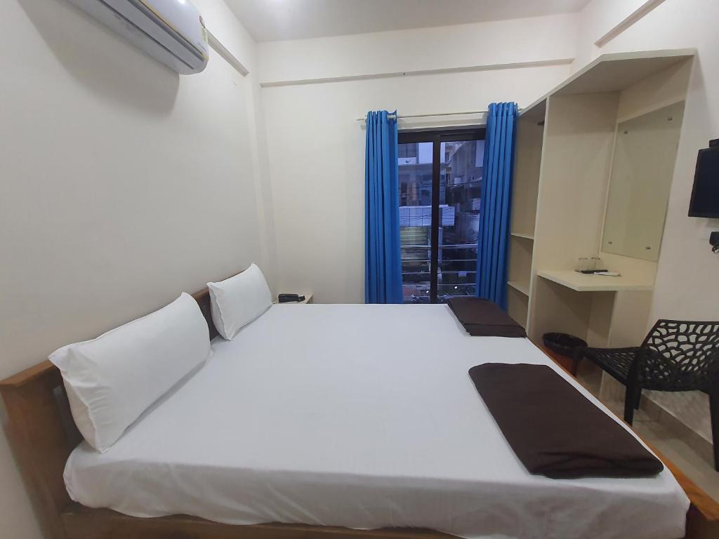 Postel nebo postele na pokoji v ubytování Uthram Residency