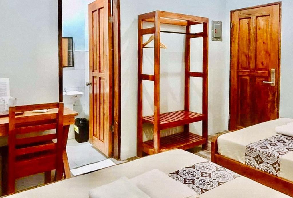 Postel nebo postele na pokoji v ubytování RedDoorz at Gracia's Calzada Inn Camiguin