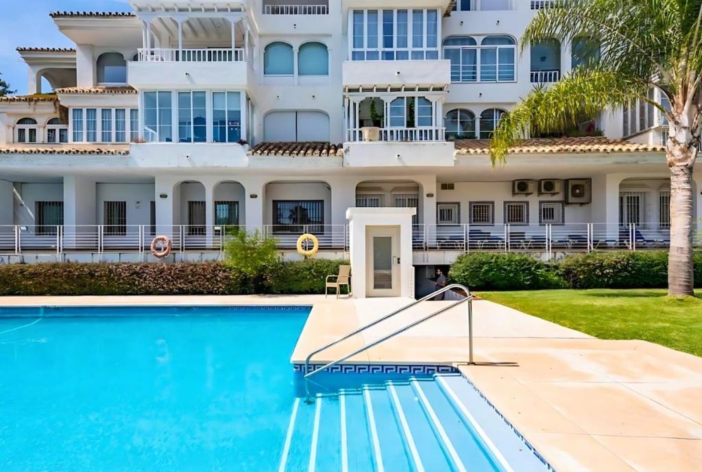 Modern 1BR Walk to Beach, Casino & Puerto Banús