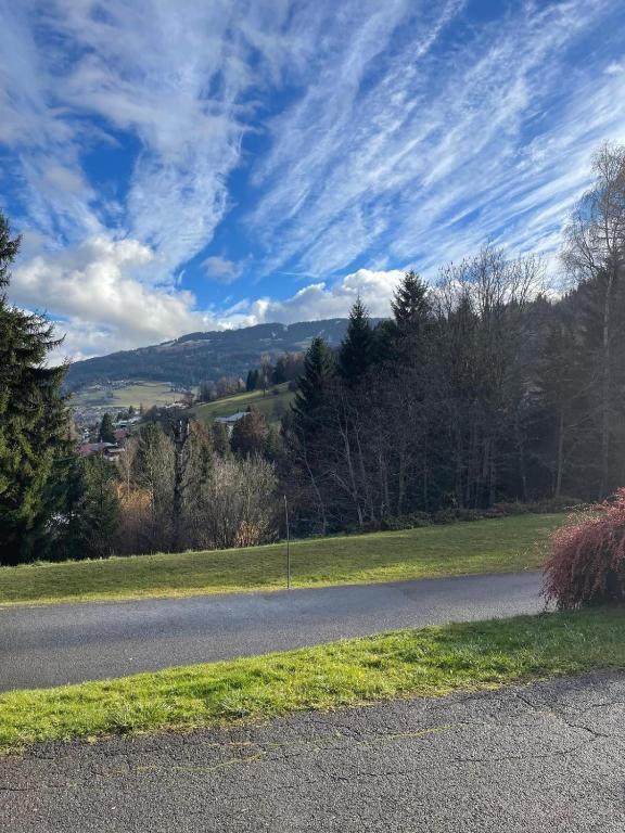 une route vide avec une colline au loin dans l'établissement Appartement 4 personnes, à Combloux