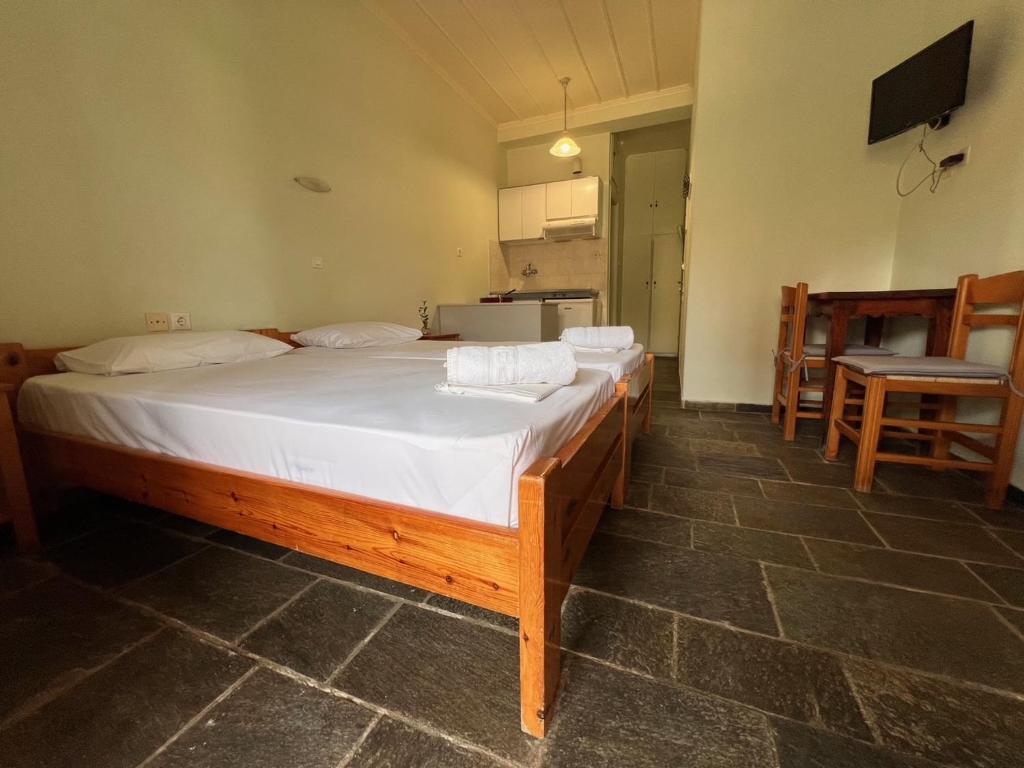 A bed or beds in a room at KASTRO AGGELIKI