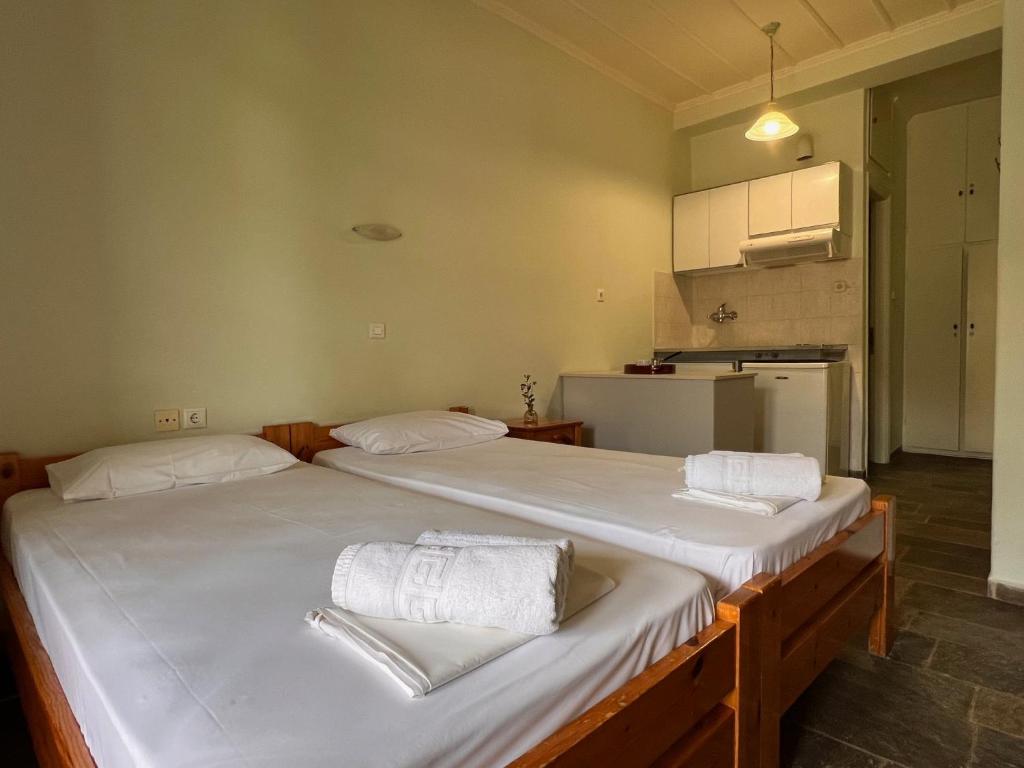 A bed or beds in a room at KASTRO AGGELIKI