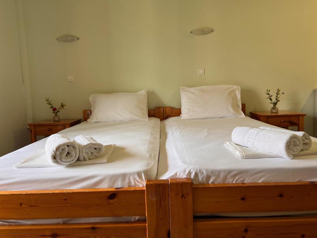 A bed or beds in a room at KASTRO AGGELIKI