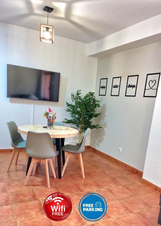 a dining room with a table and chairs and a tv at SNOW PARADISE GORBEA junto al Telecabina parking GRATIS in Sierra Nevada