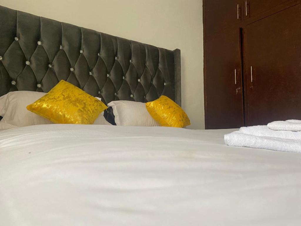 Postel nebo postele na pokoji v ubytování Kipepeo apartment