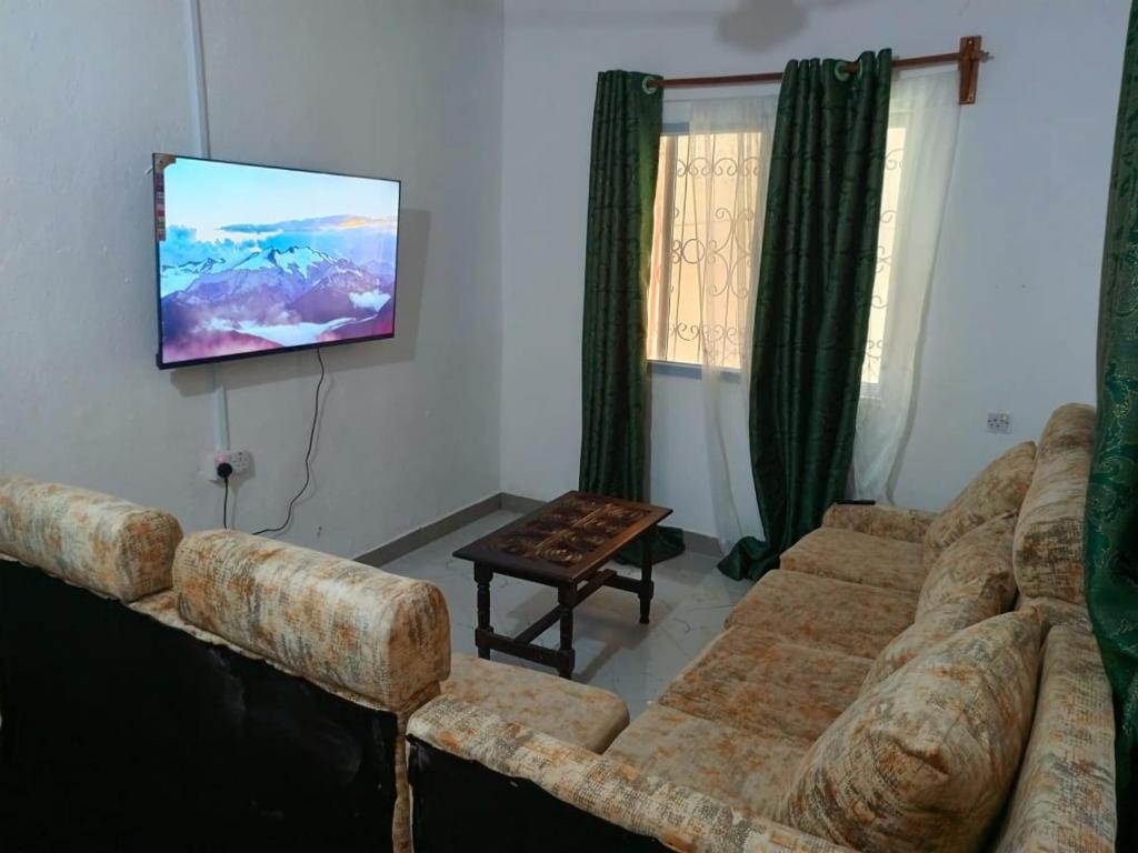 TV a/nebo společenská místnost v ubytování Kipepeo apartment