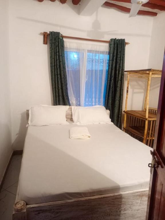 Postel nebo postele na pokoji v ubytování Kipepeo apartment