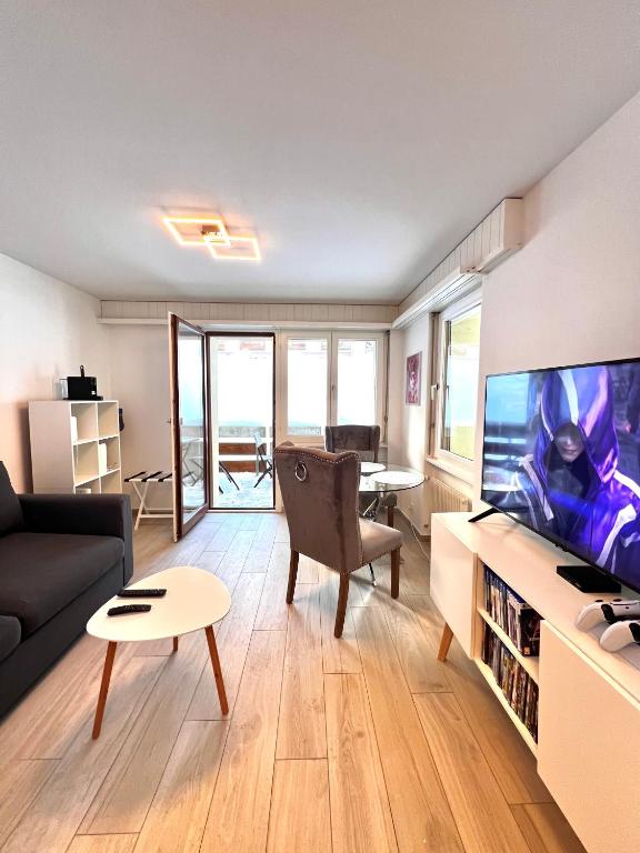 TV a/nebo společenská místnost v ubytování Sandrina - Studio lumineux et rénové