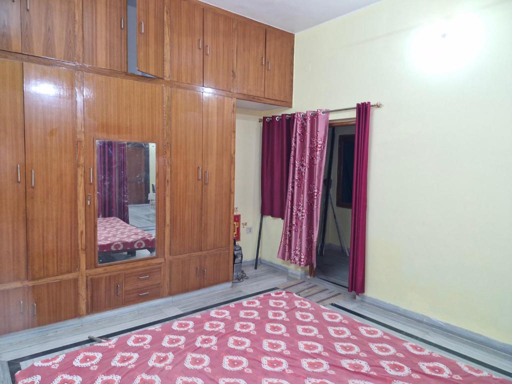 Postel nebo postele na pokoji v ubytování ReeGi Luxury Stay