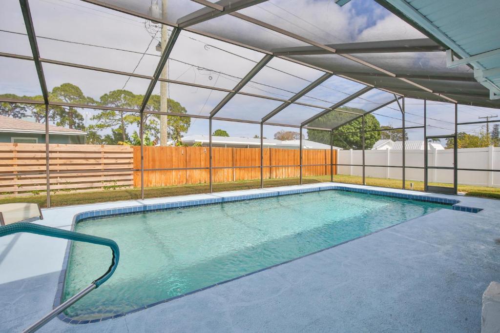 ブレーデントンにあるAqua Breezeの屋根付きの屋内スイミングプール
