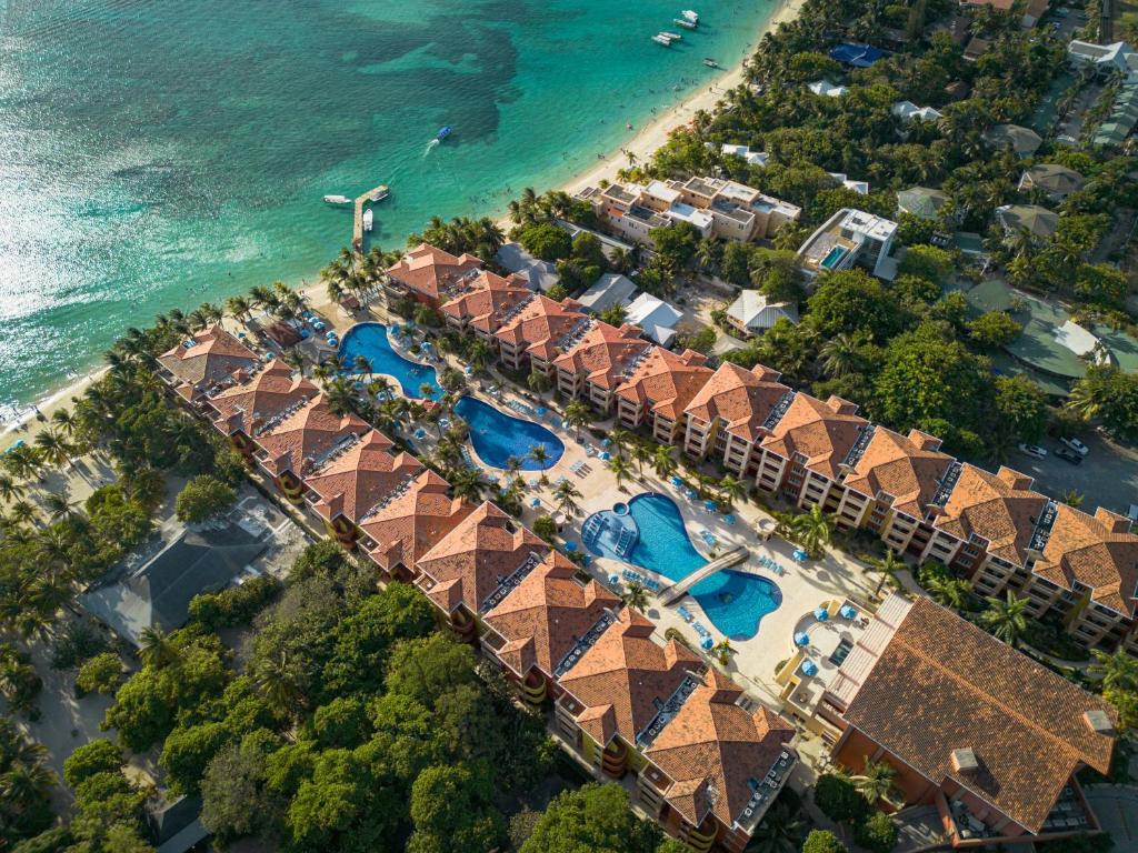 Bazén v ubytování Infinity Bay Spa & Beach Resort nebo v jeho okolí