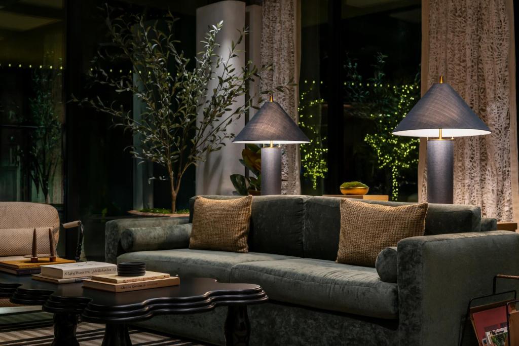 Posezení v ubytování Denizen Hotel