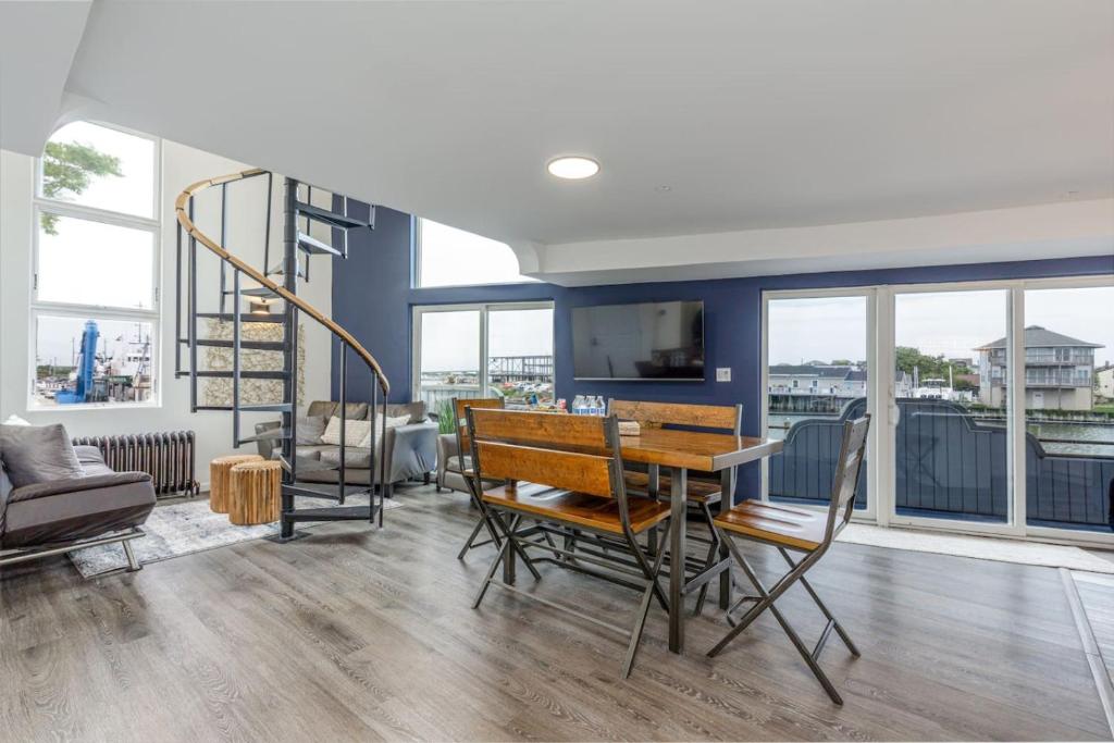 Una sala de estar con mesa de comedor y sillas. en DO with AC 3 Suites Waterfront Marina Home, en Atlantic City