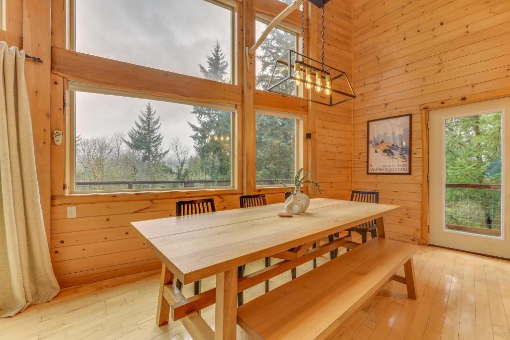 Fotografie z fotogalerie ubytování Grizzly Tower Packwood Cabin with Hot Tub! v destinaci Packwood