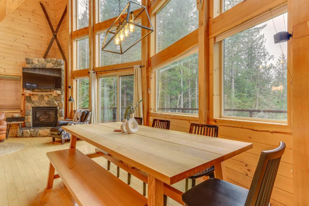 Fotografie z fotogalerie ubytování Grizzly Tower Packwood Cabin with Hot Tub! v destinaci Packwood