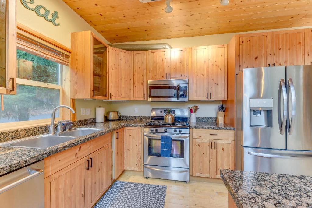 Kuchyň nebo kuchyňský kout v ubytování Grizzly Tower Packwood Cabin with Hot Tub!
