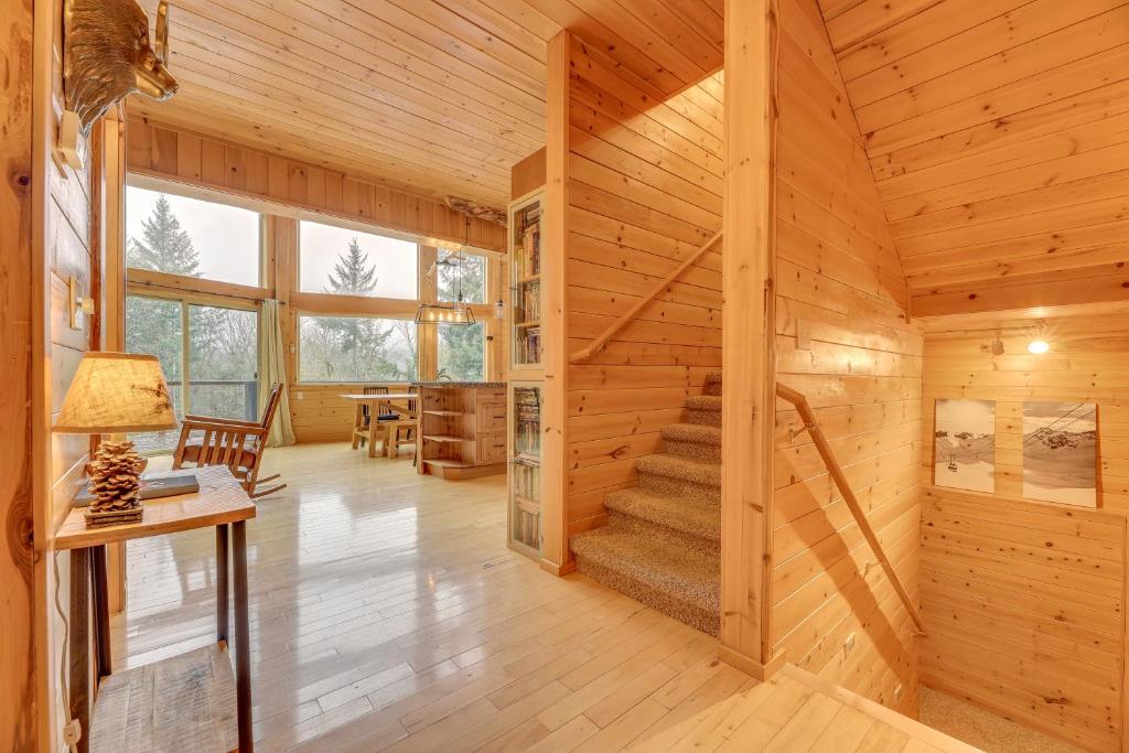 Fotografie z fotogalerie ubytování Grizzly Tower Packwood Cabin with Hot Tub! v destinaci Packwood
